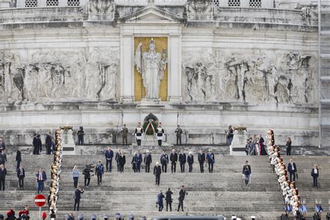 Aprile Mattarella Depone La Corona Al Milite Ignoto Primopiano