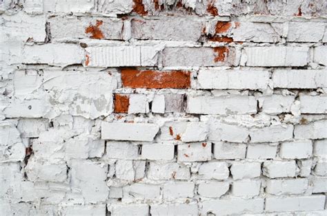 Linda Parede De Tijolos Pintados De Branco Velha E Gasta Com