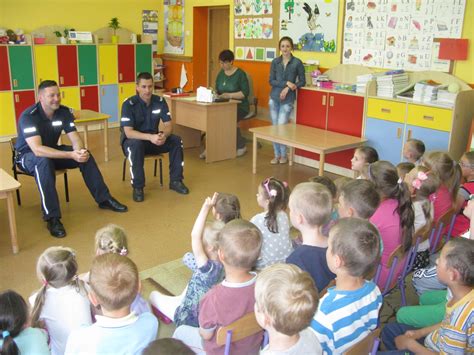 Policjanci w trosce o bezpieczeństwo dzieci radzą jak spędzić wakacje