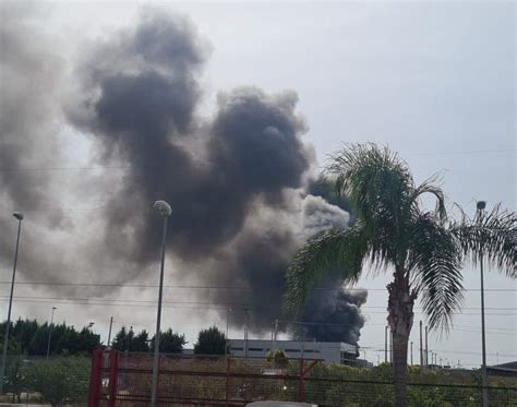 Teverola Grosso Incendio Nella Zona Industriale Colonne Di Fumo