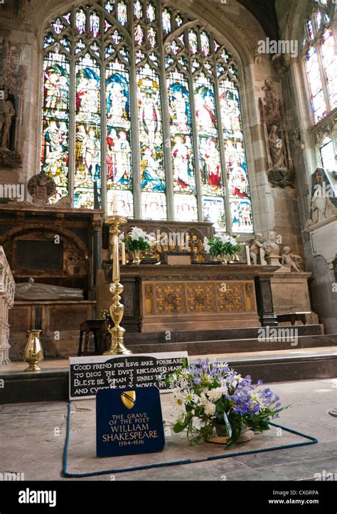 The grave of William Shakespeare inside Holy Trinity Church in Stock ...