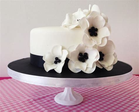 Anemone Cake Decorated Cake By The Daisy Cake Company Cakesdecor