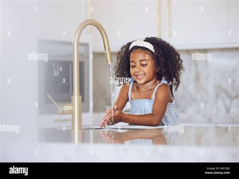 Petite Fille Se Laver Les Mains Avec Le Sourire Dans La Cuisine Pour