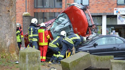 Auto rast durch Innenstadt und überschlägt sich