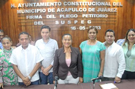 Firma Abelina López pliego petitorio con el SUSPEG H Ayuntamiento