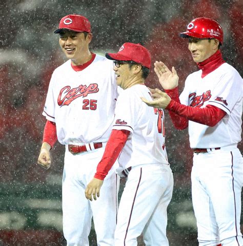 ＜広・神（2）＞降雨コールドで監督初勝利を挙げ、笑顔でファンにあいさつする新井監督（左）（撮影・北條 貴史） ― スポニチ Sponichi