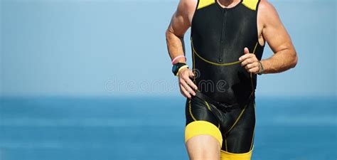 Funzionamento Dell Uomo Del Triathlete Del Corridore Di Triathlon Nel