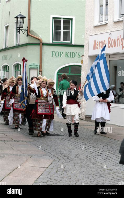 Bavarian folk dancers hi-res stock photography and images - Alamy