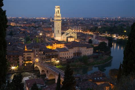 Italy, Verona, Houses, Fountains, Sculptures, Street lights, Night, HD