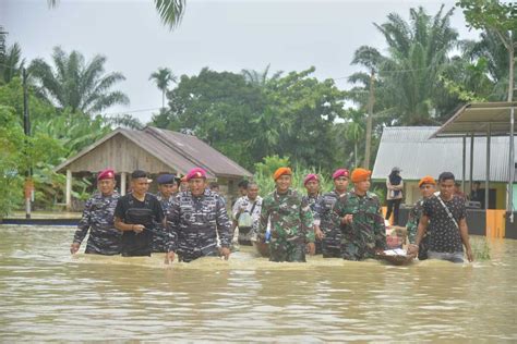 banjir  aceh meluas ribuan  mengungsi kompasid