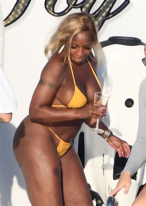 Mary J Blige In A Bikini 08022022 • Celebmafia