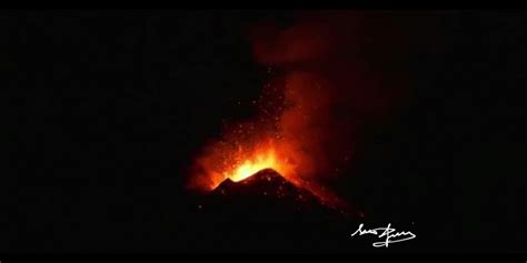 Nuova Spettacolare Eruzione Dall Etna Fontane Di Lava Alte Un