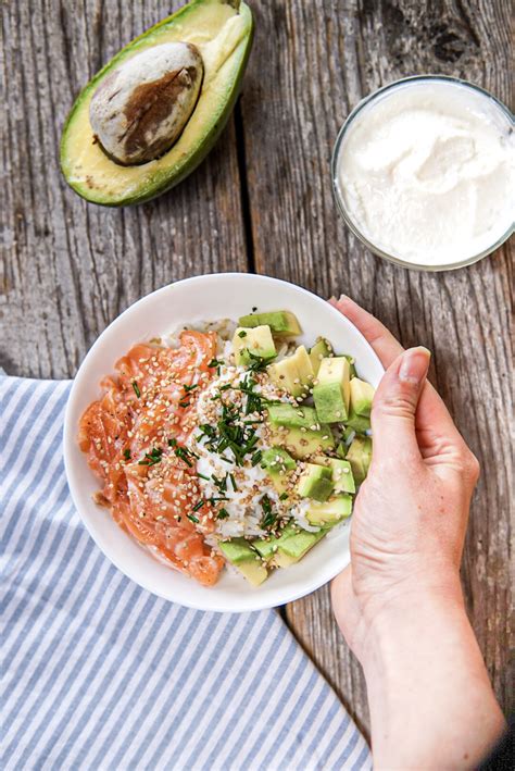 Pok Di Riso Con Salmone Avocado E Sesamo Basilico Secco