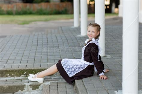 Portrait D une Belle Fille Dans Un Uniforme Scolaire Devant Classe à