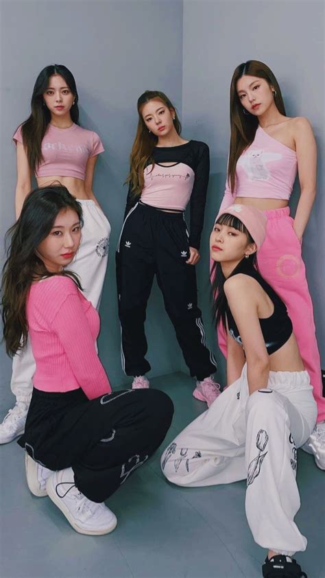 ITZY Twenty Dance Practice Insta Crop Wallpaper Itzy Girls Outwear