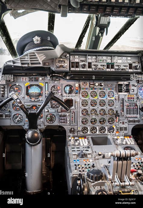 Concorde cockpit hi-res stock photography and images - Alamy