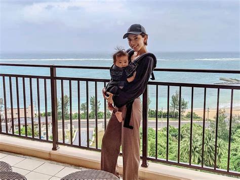 来夏さんのインスタグラム写真 来夏instagram「🤱🏻 バルコニーからの眺め🏝💙幸 沖縄 Okinawa 子連れ女子旅