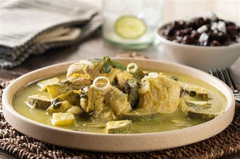 Carne De Cerdo Con Verdolagas Y Calabacitas En Salsa Con Tortillas De