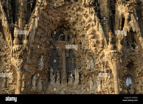 La Fachada De La Natividad La Bas Lica Y El Templo Expiatorio De La