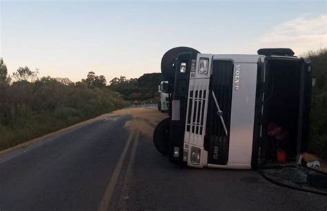 Carreta Carregada De Soja Tomba Na Ers 122