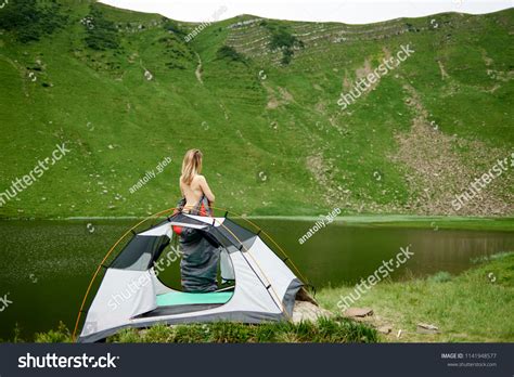 Back View Beautiful Naked Woman Camper Foto Stok Shutterstock