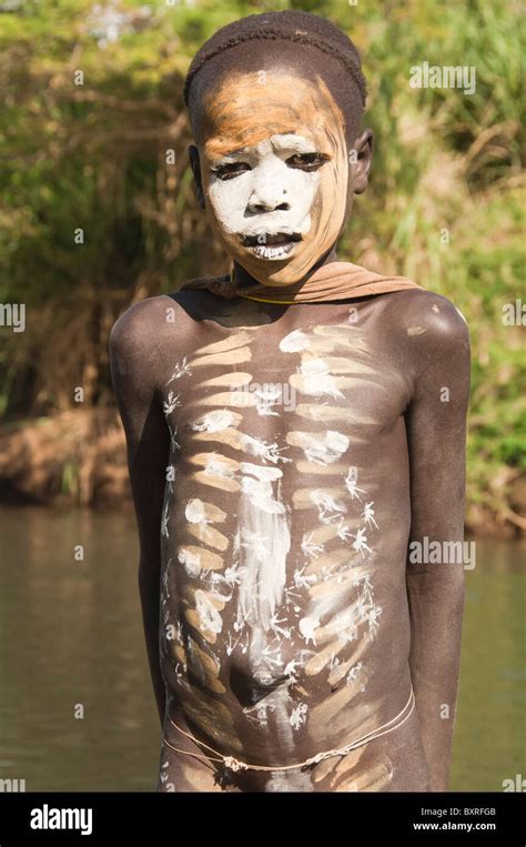 Surma Garçon Avec Peintures Corporelles Kibish Vallée De La Rivière Omo En Ethiopie Photo