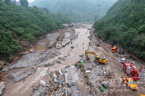 暴雨致昌平多条山区公路损毁，多部门抢通救援“生命线” 潘之望 铲车 洪水