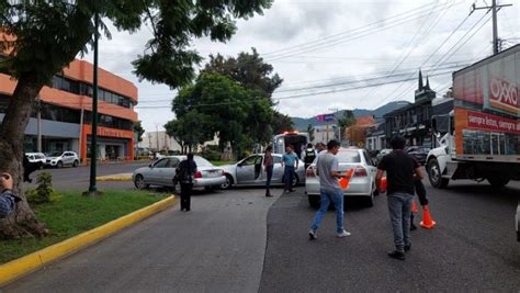 Se Registra Carambola Vehicular En La Avenida Camelinas Al Sur De