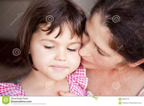 Nieta Que Abraza A La Abuela Retrato De La Familia Foto De Archivo