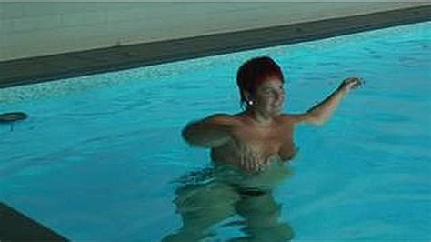 Frivol Nackt Schwimmen Im Pool Amateur Sex Video Von Annadevot