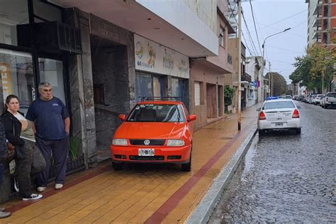 Una fuerte colisión terminó con un auto sobre la vereda y su conductor