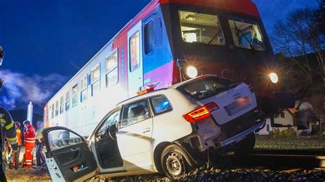 Auto Von Zug Auf Bahn Bergang Erfasst Lenker Schwer Verletzt