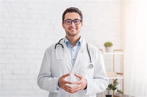 Blog De Salud Y Medicina Doctor Masculino Sonriente Con Abrigo Blanco