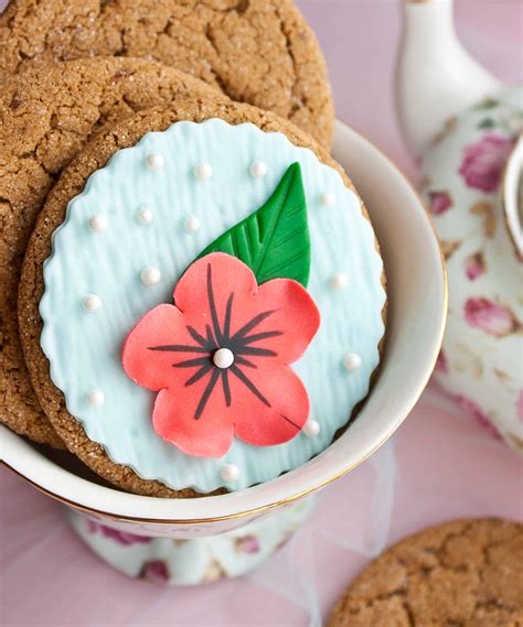 How to make elegant flower cookies • CakeJournal.com