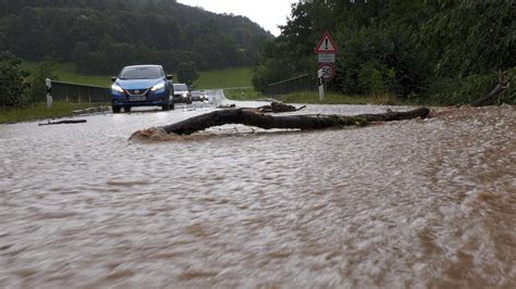 Hochwasser Lage In Deutschland Warnstufe In Einem Bundesland Angehoben