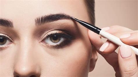 Cara Buat Alis Dengan Pensil Alis Bagi Pemula Tampak Natural Dan