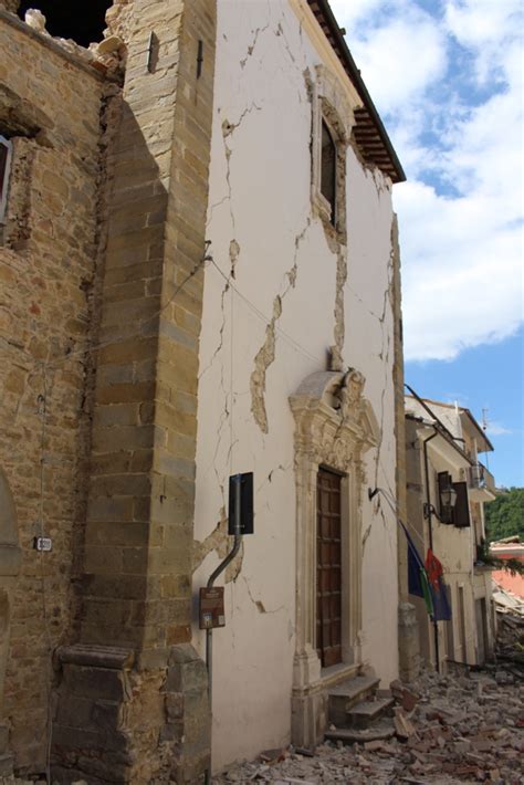 Terremoto Ad Amatrice La Basilica Il Campanile E I Danni Al