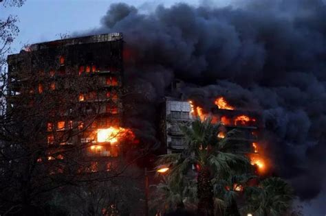 Incendiul Violent Care A Mistuit Un Bloc Cu 14 Etaje Din Valencia Cel