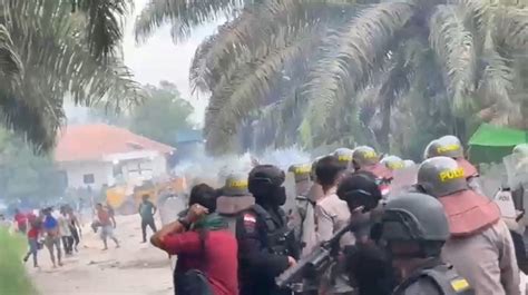 BREAKING NEWS Demo Di PT Duta Palma Agro Bengkayang Ricuh Polisi