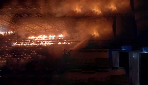 Tribuna oficială a stadionului din Slobozia a luat foc de la un trăsnet