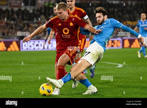 Rasmus Kristensen Von As Roma Und Khvicha Kvaratskhelia Von Ssc Neapel