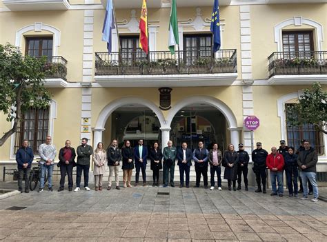 Almuñécar se concentra para guardar un minuto de silencio en memoria de