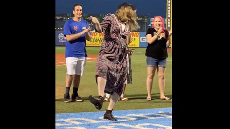 Video: Minor league team holds great Elaine dance contest on 'Seinfeld ...