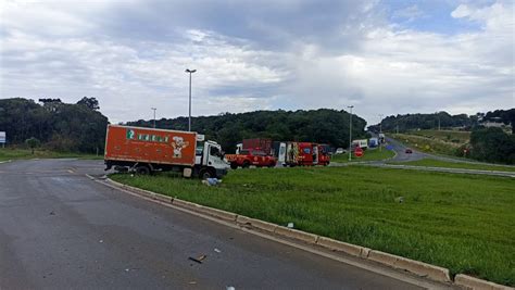 Colisão entre dois caminhões é registrada no trevão de Irani