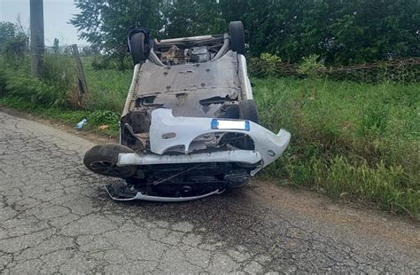 La Foto Marcianise Violento Schianto Auto Si Ribalta Due Feriti