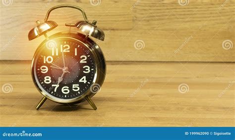 Alarm Met 7 O Klok Op Houten Tafel Stock Foto Image Of Zeven Lijst