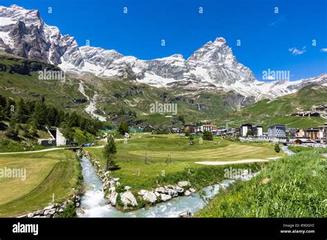 Panorama Estivo Di Breuil Cervinia Una Localit Alpina Cittadina Ai