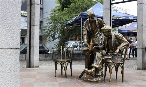 Estátua em homenagem a Noel Rosa em Vila Isabel é restaurada Jornal