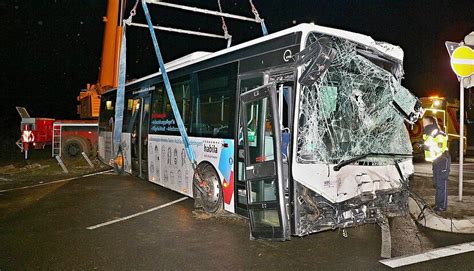 Schwerer Unfall In Ludwigsburg Busfahrer Stirbt Nach Kollision Mit