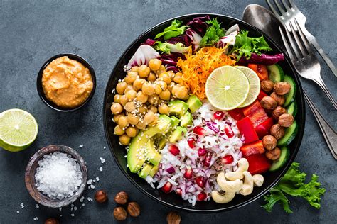 Rainbow Bowl mit knackigem Gemüse saftiger Hähnchenbrust Rezept